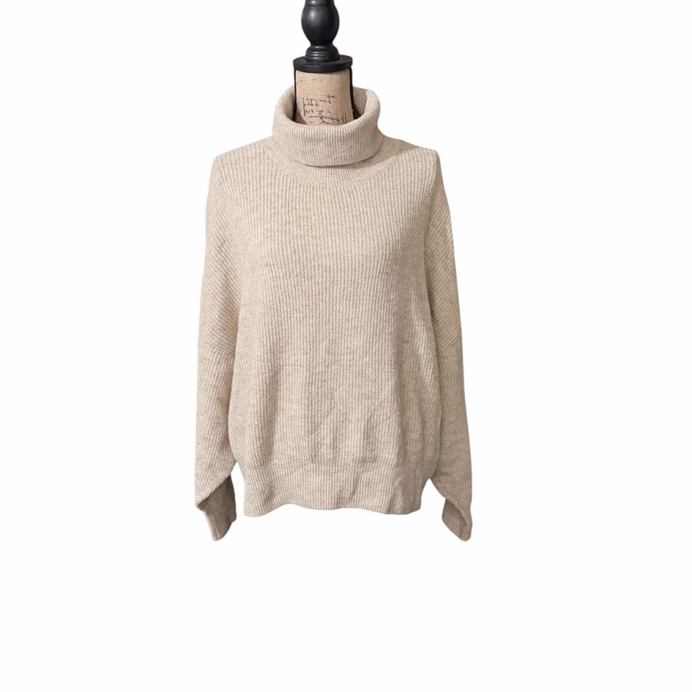 H&M‎ Cream Turtleneck Sweater